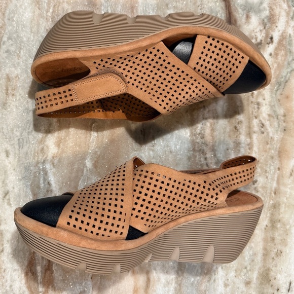 Women’s CLARKS Reedly Variel Sandals in Sand Nubuck.
Size 9.5 WIDE - Picture 8 of 8